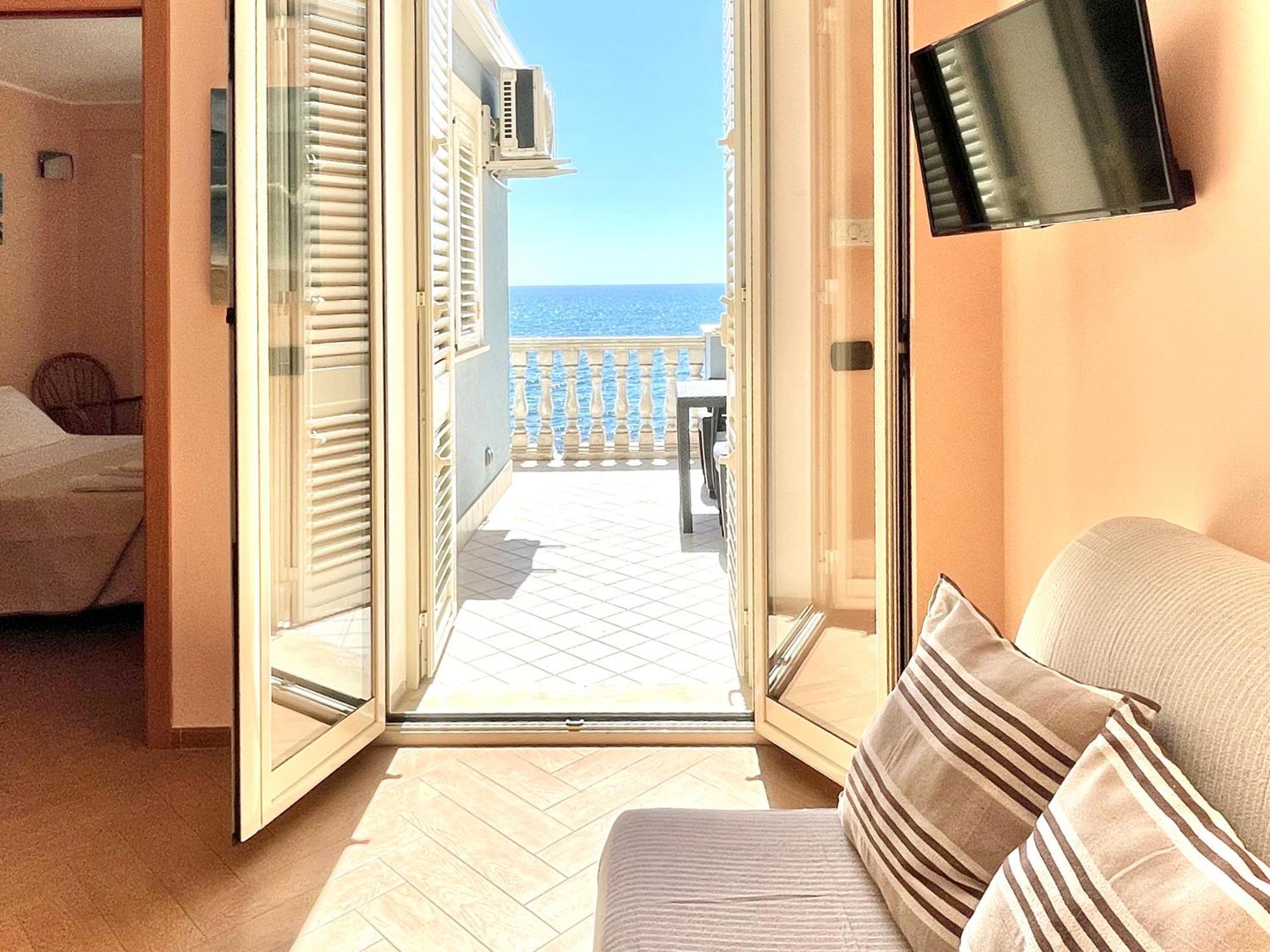 Maremare Apartments Giardini-Naxos Extérieur photo